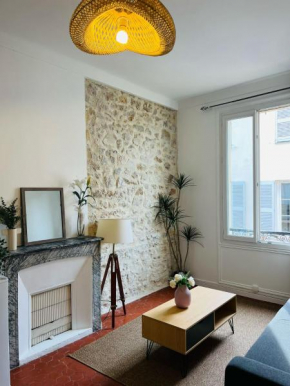 Studio en plein coeur du Vieil Antibes, vue sur place romantique